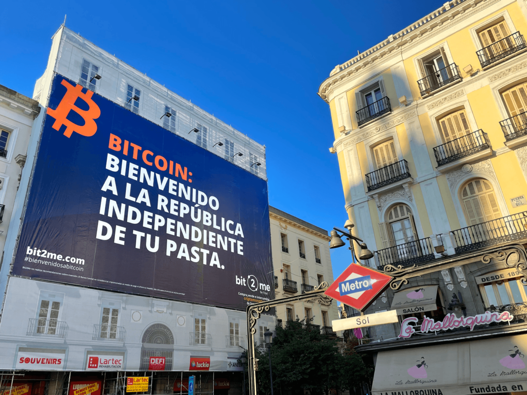 Foto de Bit2Me despliega un cartel en la Puerta del Sol de Madrid