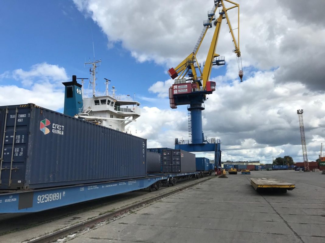 Foto de Más operaciones con contenedores en Kaliningrado