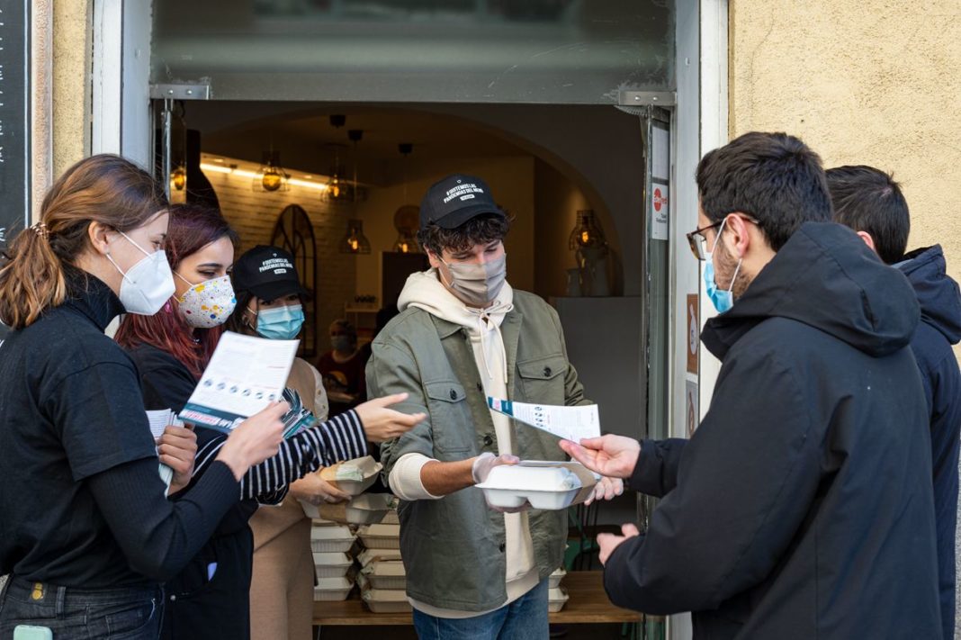 Foto de Voluntarias reparten comida en el centro de Madrid